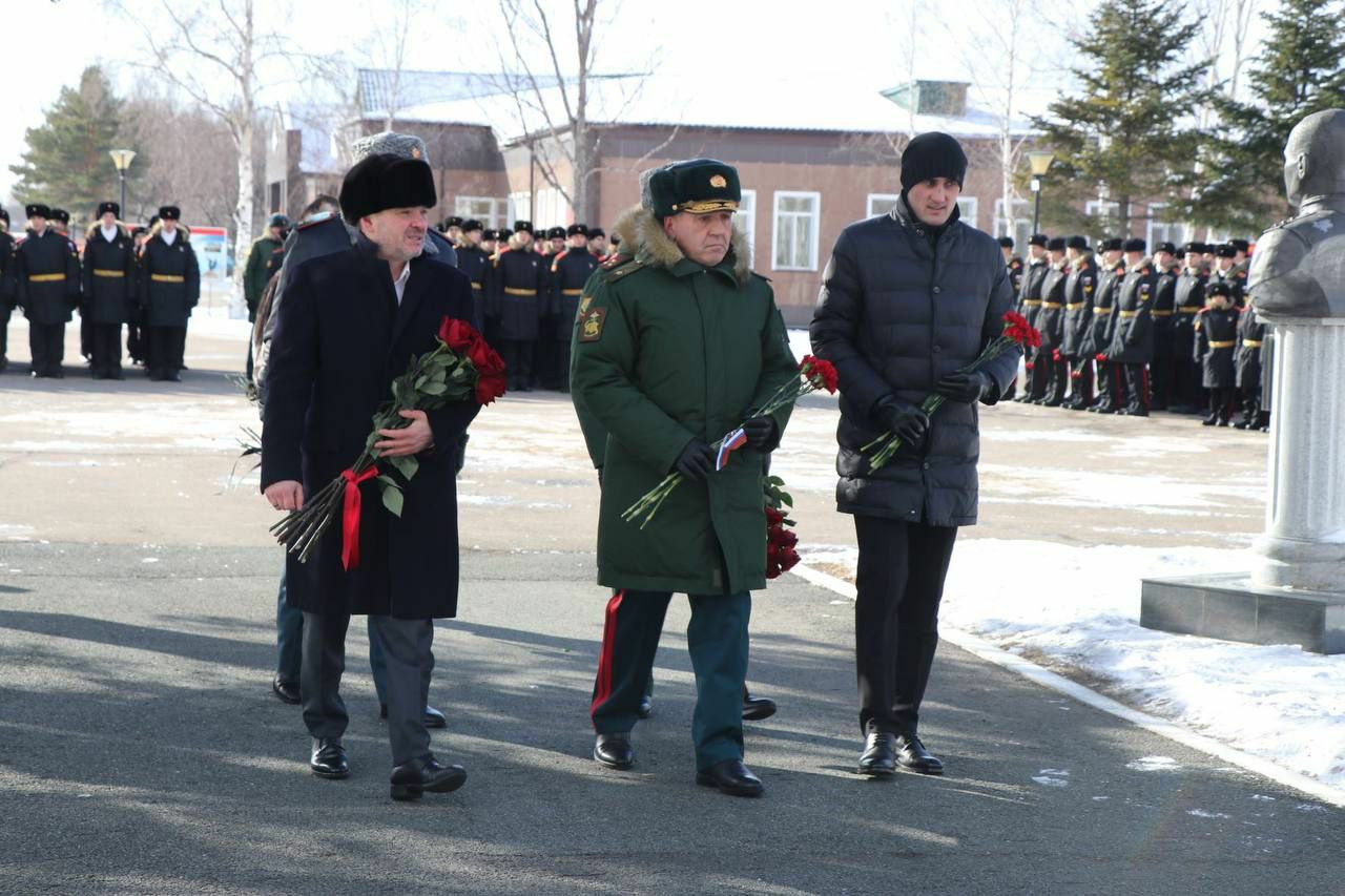 4 го декабря. Военные Уссурийска герои. Аллея памяти Суворовское училище.