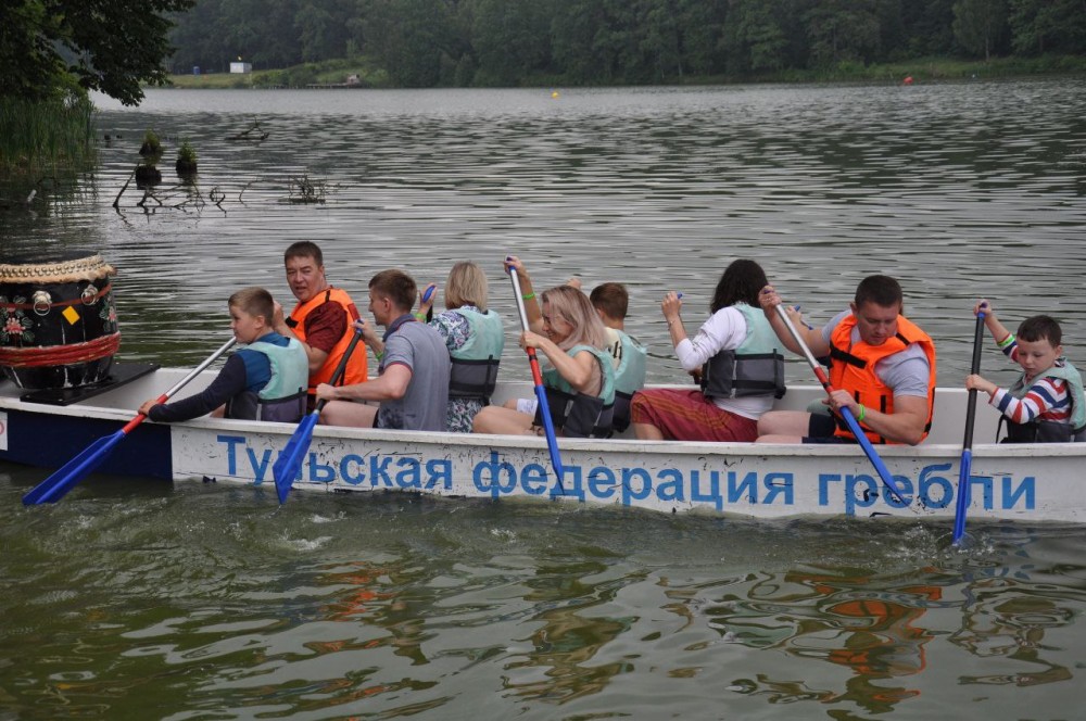 Хайдельберг река люди на лодка соревнования